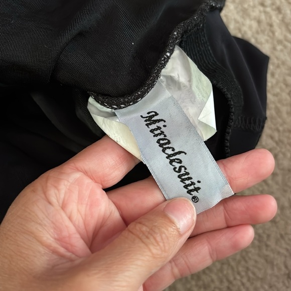 Miraclesuit Black and White Floral One Piece Swimsuit size 10 - Picture 6 of 11